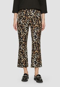 Leopardmuster-Hosen mit einem ausgestellten Design, in Brauntönen, Schwarz und hellem Beige. Das Material wirkt glatt und leicht.