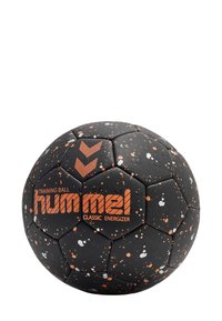 Svart träningsboll med orange accenter, med ett hexagonalt mönster och stänkmönster. Texten lyder "hummel CLASSIC ENERGIZER."