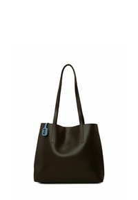 Geantă tote din piele maro închis, cu mânere lungi, textură netedă și un tag de culoare albastră deschis atașat pe lateral. Formă simplă, rectangulară.