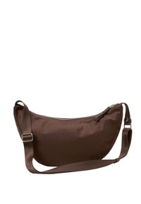 Braune Stoff-Schultertasche mit geschwungenem Design, ausgestattet mit einem Reißverschluss oben und einem verstellbaren Gurt für einen bequemen Tragekomfort. Glatte Textur.