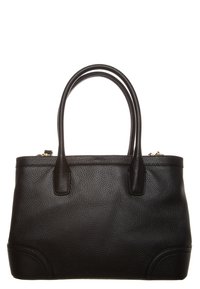 Svart läder tote-väska med texturerad yta, dubbla handtag och subtila sömnadsdetaljer. Har ett blixtlåsförslutning och en strukturerad form.