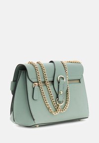 Hellgrüne Handtasche aus strukturiertem Leder mit goldener Kettenriemen, Reißverschlusstasche und abgerundetem Klappverschluss mit Metallakzenten.