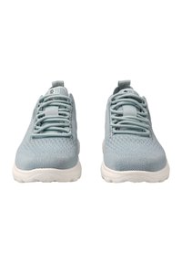 Scarpe atletiche azzurro chiaro con tomaia in tessuto a maglia, suola in gomma bianca e lacci piatti. Presentano un pratico manico sul retro per facilitare l'indossaggio.