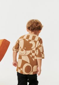 Next ALL OVER SHORT SLEEVE - REGULAR FIT - Camiseta estampada - tan brown