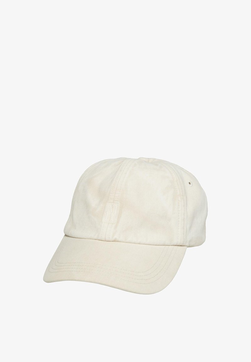 Casquette en coton beige clair avec une visière incurvée, des coutures décoratives et un logo en relief à l'avant. Elle possède des œillets de ventilation sur les côtés.