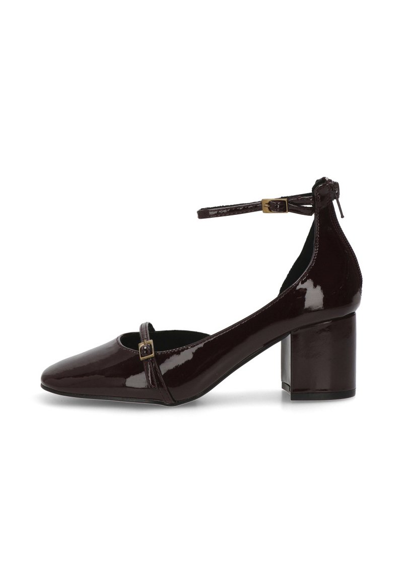 Zapato de tacón bloque de color marrón oscuro brillante con punta afilada, tira en el tobillo con hebilla y tira frontal de estilo Mary Jane bajo.