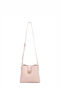 Roze leren handtas met een gebogen silhouet, verstelbare schouderriem en een voorflap die wordt vastgezet met een metalen sluiting. Gladde textuur, minimalistisch ontwerp.