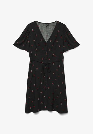 Robe noire à manches courtes avec col en V, boutons à l'avant, ceinture à la taille et petit imprimé de cerises rouges avec des feuilles vertes partout.