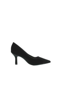 Pump in velluto nero con punta affilata e silhouette curvata. Presenta un tacco sottile e corto e una texture liscia in tutta la scarpa.