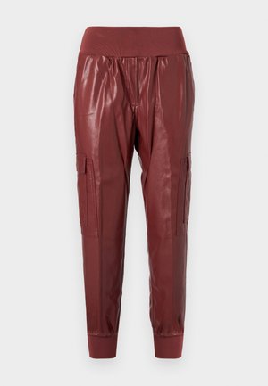 Joggers bordeaux in ecopelle con fascia elastica morbida in vita, polsini a costine e due tasche cargo laterali. Texture liscia e finitura lucida.