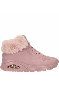 Różowe sneakersy z futrzanym kołnierzem, teksturowana powierzchnia, wiązane z przodu, widoczna jednostka powietrzna w podeszwie. Gładka gumowa podeszwa.