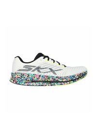 Zapatilla de running ligera con una parte superior de malla blanca, acentos negros y una entresuela moteada multicolor. Cuenta con tecnología ArchFit.