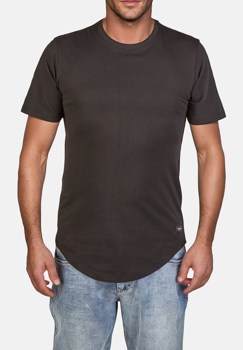 Donkergrijze T-shirt met korte mouwen, gemaakt van een gladde stof, met een ronde hals en een gebogen zoom, gecombineerd met vervaagde blauwe jeans.