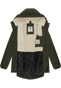 Jachetă parka de un verde măsliniu cu o căptușeală pufoasă de crem, având un interior quiltat negru, fermoar și închideri cu capse.