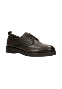 Scarpa da uomo in pelle marrone con punta tondeggiante, suola piatta e design con lacci. Presenta una texture liscia e dettagli di cucitura minimi.