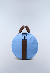 Sac rond bleu clair avec sangle et poignées marron foncé, sur un fond gris clair uni.