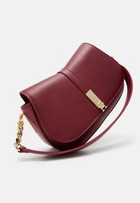 Tommy Hilfiger HERITAGE SADDLE BAG - Käekott - rouge