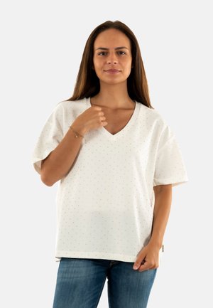 Witte korte mouwen V-hals t-shirt met een subtiel stippenpatroon en een relaxte pasvorm, gemaakt van een zachte stof. Bevat een labeldetail aan de zijkant.