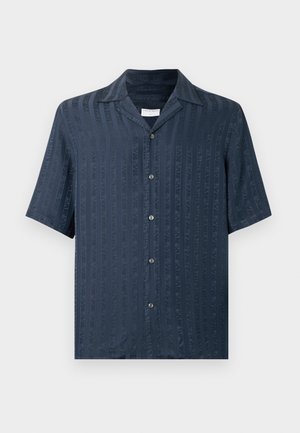 Kortärmad skjorta i mörkblått med vertikala texturerade ränder, camp krage och fem knappstängningar fram. Slät tygfinish.