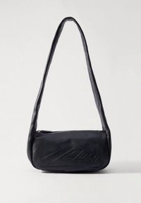 Zwarte leren schoudertas met een gevoerde riem, voorzien van een getextureerd voorkantlogo en een ritssluiting voor gemakkelijke toegang.