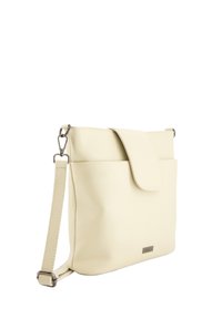 Světlá krémová crossbody taška vyrobená z texturované kůže, s klopovým zapínáním, nastavitelného popruhu a malou kovovou logovkou.