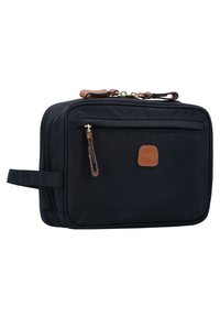 Un necessaire da toilette in tessuto nero con forma rettangolare, dotato di un accentuazione in pelle, hardware dorato e chiusura con zip. Include una maniglia per il trasporto.