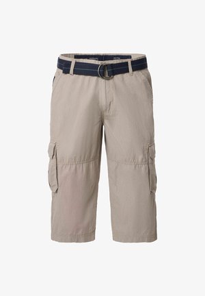 Beige Cargo-Shorts mit mehreren Klapptaschen und einem marineblauen Stoffgürtel mit doppelter Metallschnalle.