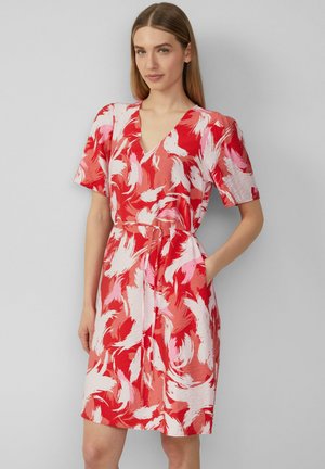 Rotes und pinkes, blumenmusterndes Kleid mit kurzen Ärmeln, V-Ausschnitt, tailliertem Gürtel und Taschen. Das Material wirkt leicht und strukturiert.