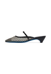 Scarpa slingback nera in rete con punta affilata, caratterizzata da un motivo testurizzato, una sottile fascia alla caviglia e un tacco a zeppa basso con dettagli blu.