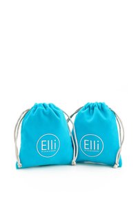 Dos bolsitas de tela turquesa con cierres de cordón. Cada una presenta un logotipo circular blanco que dice "Elli by Julie & Grace."