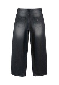 Ciemnoniebieskie szerokie spodnie dżinsowe z wyblakłym wzorem, dwiema tylnymi kieszeniami i standardowym przeszyciem. Posiadają średni stan i długość do kostek.