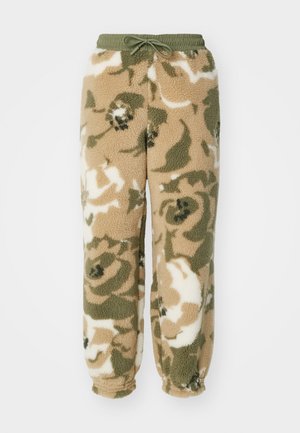 Pantaloni jogger din fleece cu talie ajustabilă cu șnur. Prezintă un model de camuflaj în nuanțe de bej, verde și alb. Material moale, texturat.