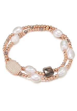 Pulsera de oro rosa con perlas de agua dulce mixtas, cuentas grises facetadas y una cuenta de acento texturizada y brillante. Presenta formas redondas y ovaladas.