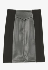 Černá sukně s předním panelem z lesklé umělé kůže a měkkými látkovými boky. Design zahrnuje strukturovanou siluetu a hladkou texturu.