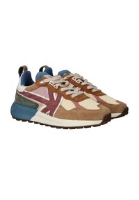 Ein Paar braune, cremefarbene und rosafarbene Wildledersneaker mit blauen Akzenten, beigen Schnürsenkeln und strukturierten Gummisohlen, die nach rechts auf einem weißen Hintergrund geneigt sind.