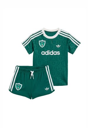 Zielony zestaw sportowy Adidas dla malucha z białymi paskami, logo i herbem drużyny na koszulce i szortach, z regulowanym pasem na sznurek.
