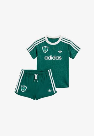 Grønt Adidas sportsæt til småbørn med hvide striber, logo og holdemblem på skjorten og shorts, med snøre i taljen.