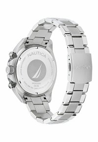 Orologio in acciaio inossidabile con tonalità argento, finitura lucida e spazzolata, dotato di un cinturino testurizzato, cassa rotonda e logo sul retro.