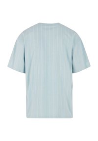 Gaiši zilas īsām piedurknēm T-krekls ar vertikālām baltām svītrām, apaļu izgriezumu un brīvu griezumu. Mīksts kokvilnas audums ar gludu tekstūru.