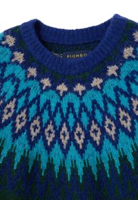 Strickpullover mit einem geometrischen Muster in Blau, Grün und Beige, mit Rundhalsausschnitt und strukturiertem, weichem Wollstoff. Etikett: Piombo.