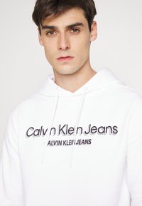 Calvin Klein Jeans MONOCHROME INSTITUTIONAL HOODIE - Camisola - bright white