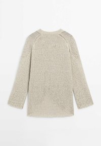Pull beige en maille à manches longues avec un col rond, présentant un motif de points texturé et des manches raglan posées à plat.