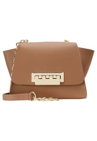 Borsa a mano in finta pelle marrone con design a pattina, chiusura in metallo dorato e tracolla a catena. Presenta una superficie liscia e uno stile minimalista.