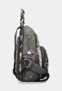 Kleiner, multicolorierter Rucksack mit mehreren Reißverschlussfächern, geflochtenem Griff, verstellbarem Gurt und dekorativen Metallanhängern an der Seite.