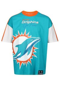 Turkos t-shirt med kort ärm som har en stor Miami Dolphins-logotyp i orange och vitt, med texten "Miami Dolphins Go Fins" ovanför.