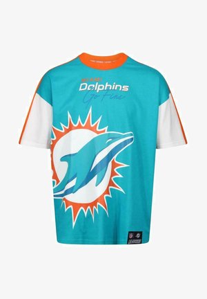 Türkises T-Shirt mit kurzen Ärmeln, das ein großes Miami Dolphins-Logo in Orange und Weiß zeigt, mit dem Text "Miami Dolphins Go Fins" darüber.