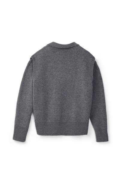 Dunkelgrauer, gestrickter Wollpullover mit langen Ärmeln, gerippten Bündchen und Saum, von hinten auf einem weißen Hintergrund gezeigt.