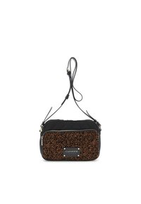 Bolso de hombro con un patrón en negro y naranja, con un cuerpo de tela negra acolchada y un frente texturizado en naranja; presenta un acento de hardware en tono dorado.
