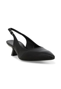 Scarpa slingback in pelle nera con punta affusolata e tacco basso angolato, dotata di una cinghia regolabile con fibbia argentata.