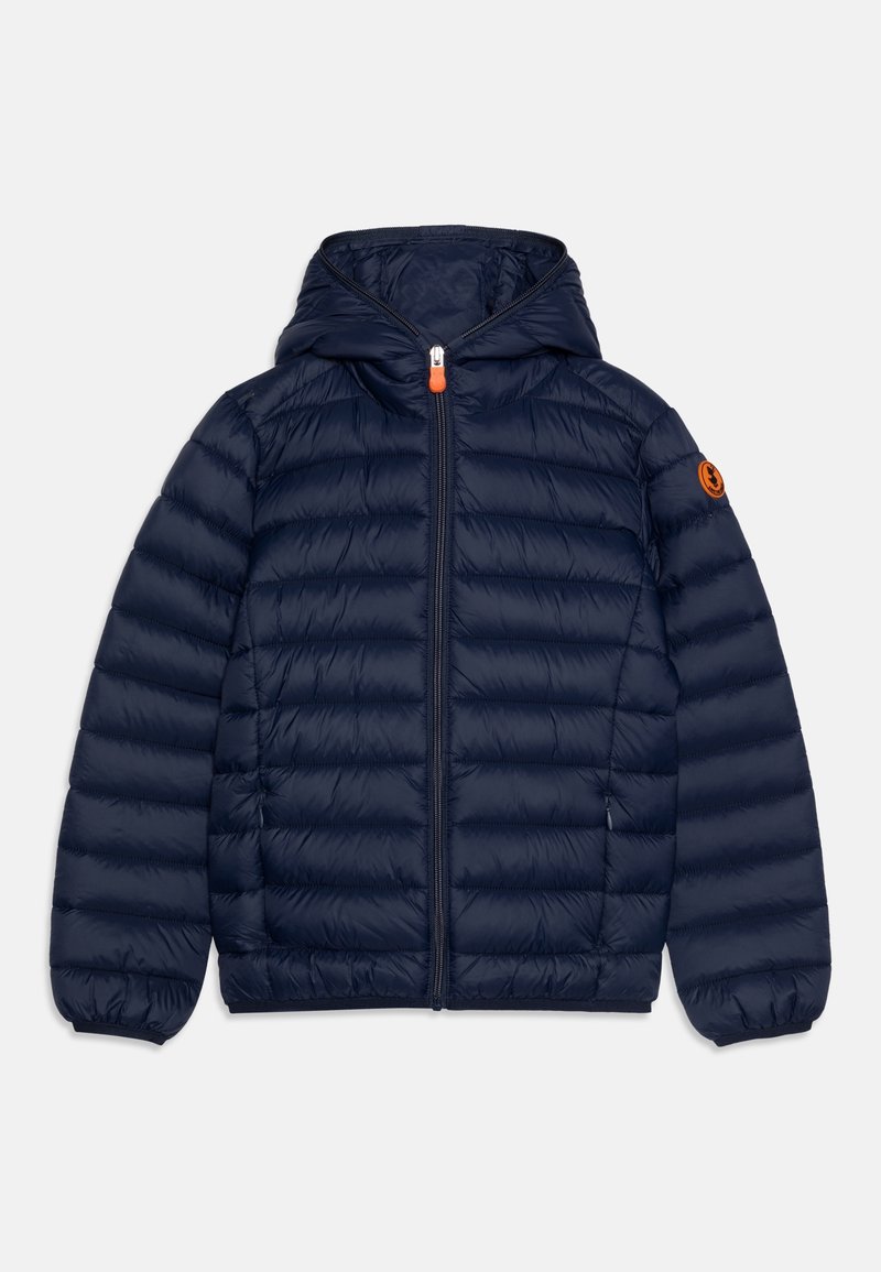 Veste matelassée bleu marine à capuche avec fermeture éclair à l'avant, deux poches latérales, poignets élastiques et un patch logo orange sur la manche gauche.